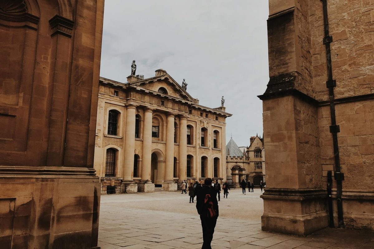 Explore the architectural elegance of Oxford with its stunning historic structures.